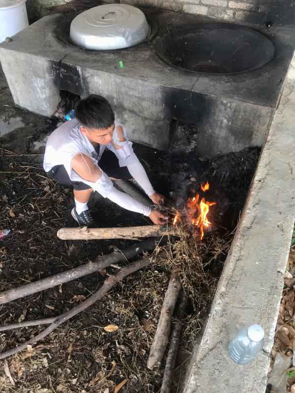广东湛江大学生烧火棍画钟南山走红!称用砖头上色刻画脸部神韵