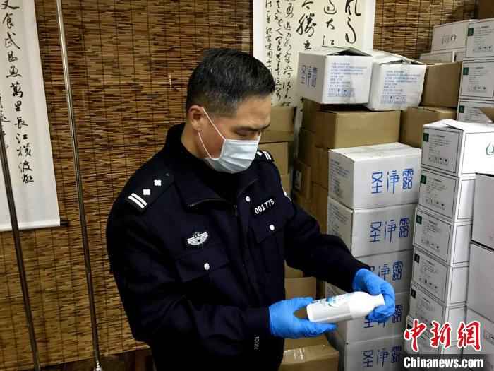 被虚假宣传为“预防抑制新冠病毒的消毒水”,经过警方调查,该款产品外包装上对于使用范围的描述仅为“用于紫外线灼伤、蚊虫叮咬及各类细菌引起的皮肤问题,以及轻微烫伤、烧伤、割伤的伤口清理”,功效等同于一般外用消毒药水。上海警方供图 “预防抑制新冠病毒消毒水”? 沪警方侦破虚假广告牟利案
